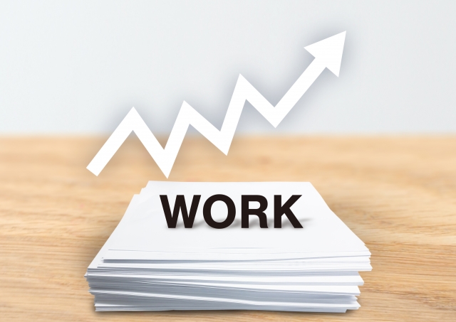 営業の売上目標や仕事量の増加を示す上昇グラフのイメージ