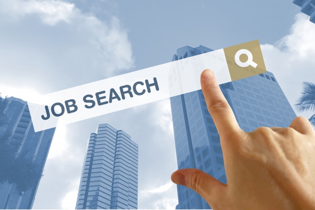 転職活動で求人を探すイメージ画像