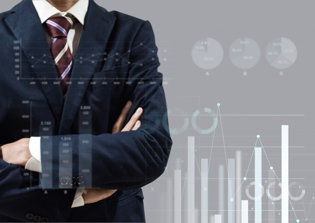 営業の評価を示すグラフとスーツ姿のビジネスマン