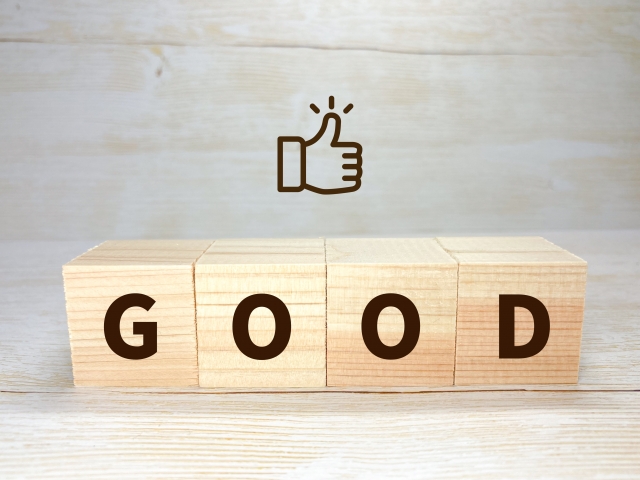 GOODの文字が並んだ積み木と親指のアイコンで、良い評価や高い満足度を表しているイメージ画像