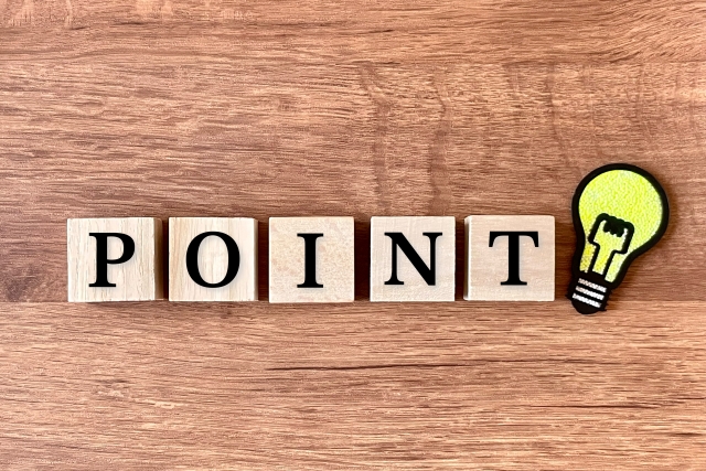 POINTの文字と電球が置かれた営業転職エージェント選びのポイントを示す画像