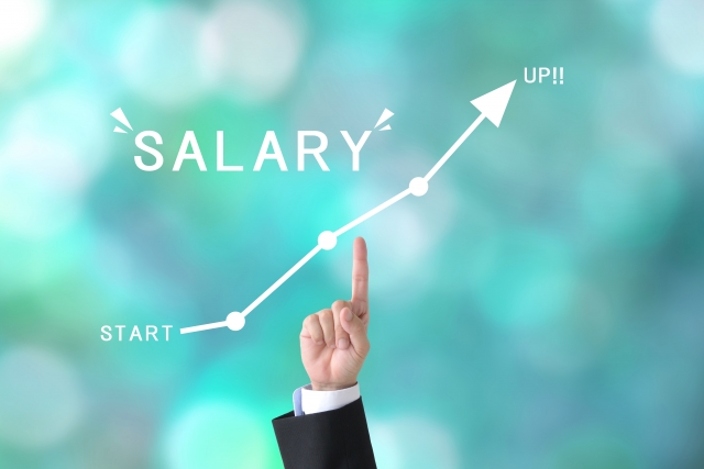 SALARYの文字と右肩上がりの矢印で、給料アップや年収アップを表したイメージ画像
