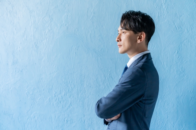 営業職への転職を前向きに考えるスーツ姿の男性