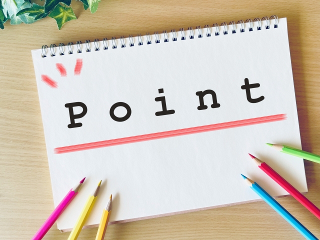 ポイントと書かれたノートと色鉛筆のイメージ