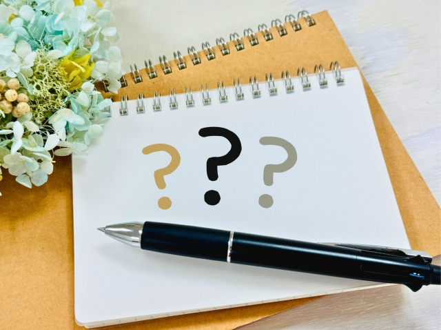 正社員経験なしで営業転職できるか悩む人をイメージしたノートとペン