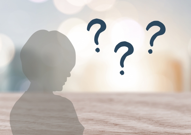 営業職への転職で迷いを抱える人をイメージしたシルエットと複数の疑問符