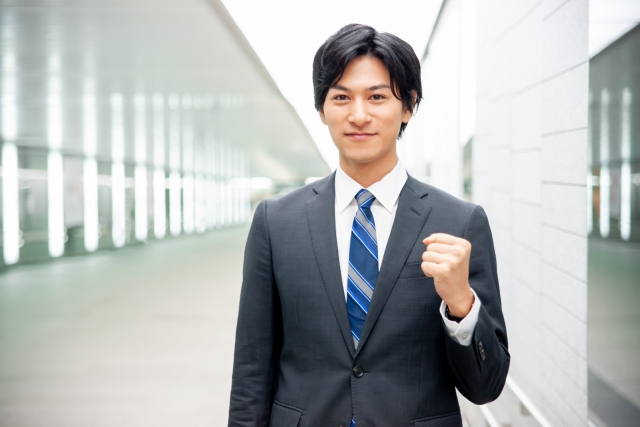転職エージェントナビが向いている人をイメージしたスーツ姿の男性