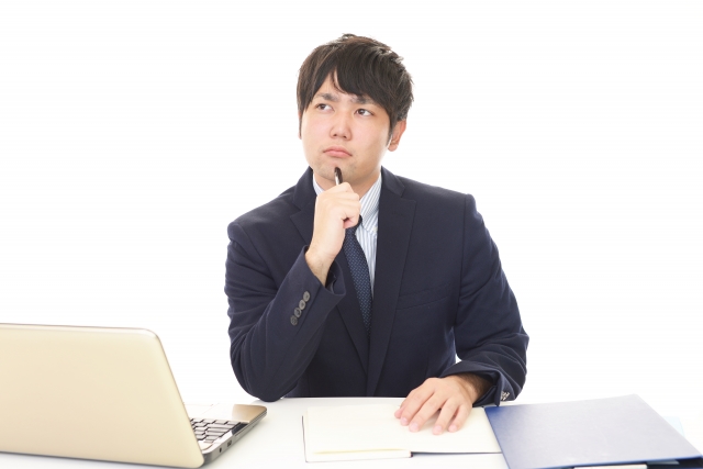 20代で営業に転職するか迷う男性