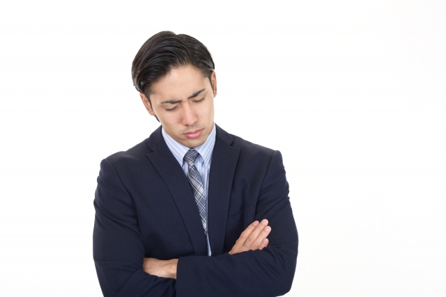 社会人経験が浅く営業職への転職に不安を感じている男性のイメージ画像