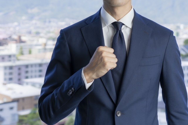 営業職への転職に前向きなスーツ姿の男性