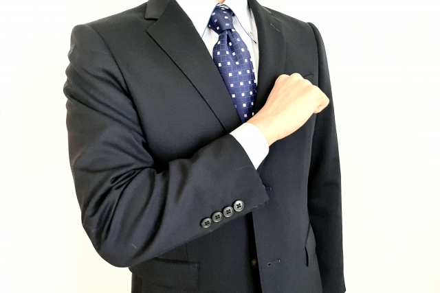 転職活動に前向きに取り組むスーツ姿の男性