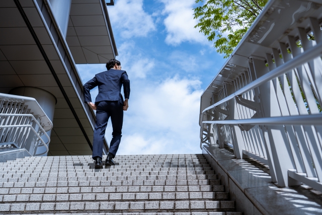 営業転職に向けて新しい一歩を踏み出すスーツ姿の男性