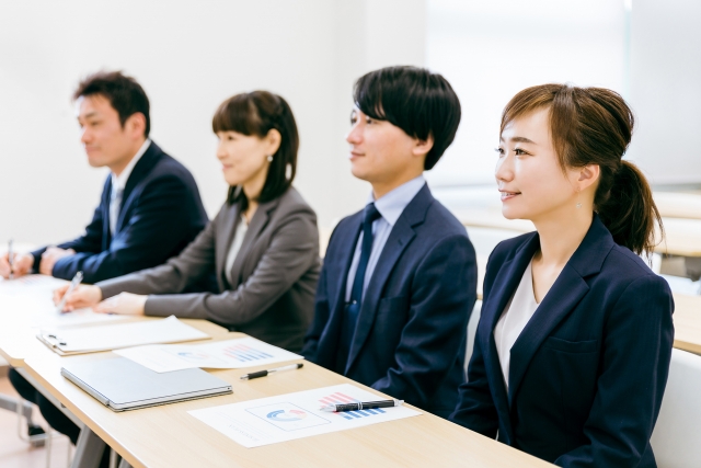 営業職の研修を受けるビジネスパーソンの様子