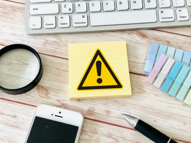 ZERO TALENTを利用する前に確認しておきたい注意点を示す警告マークのイメージ