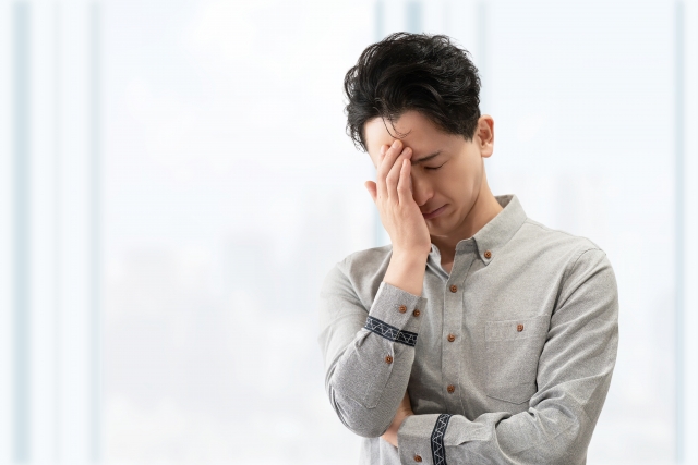 今の仕事への不満や将来への不安に悩む男性のイメージ