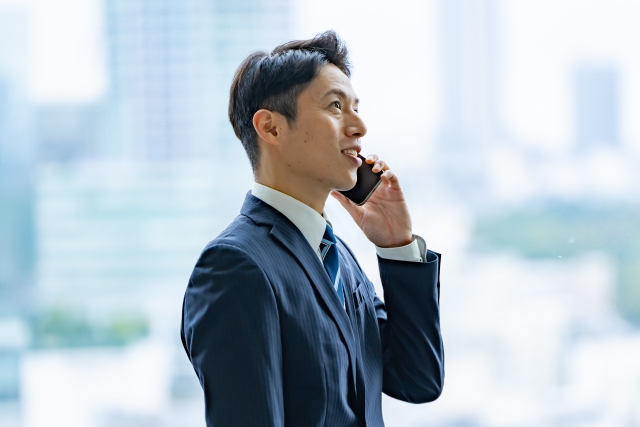 転職エージェントに相談するスーツ姿の男性