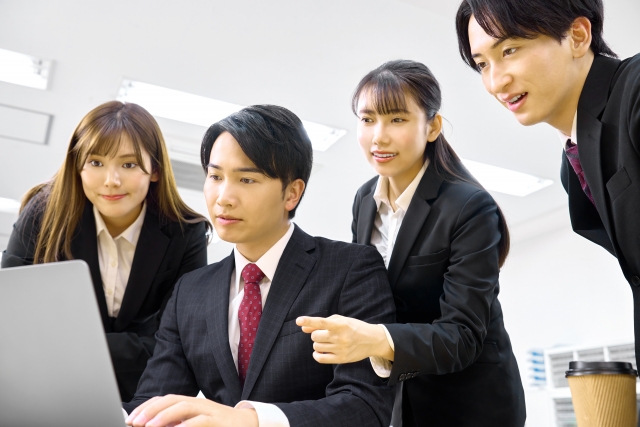 転職エージェントに相談しながら求人を確認するイメージ画像