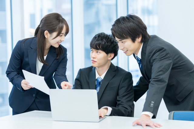 パソコンを見ながら相談するビジネスパーソン。転職エージェントナビ登録後の面談や相談の流れを表している。