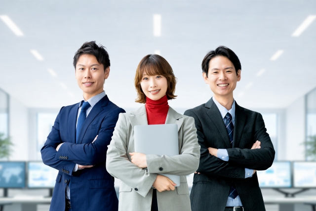 オフィスで立つ営業職の男女3人