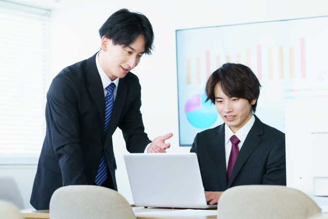 営業未経験の20代が転職相談を受けているイメージ