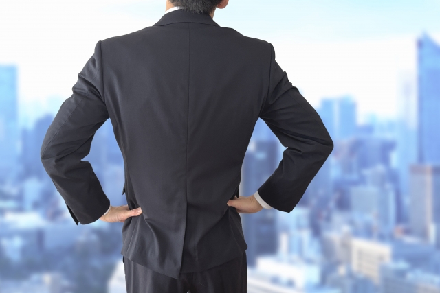 営業職への挑戦を考えるスーツ姿の男性