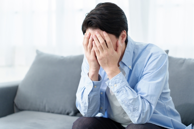 今の仕事の将来に不安を感じて悩む男性