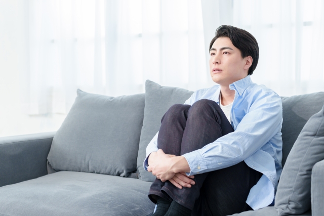 営業職の研修や入社後の不安について考える男性