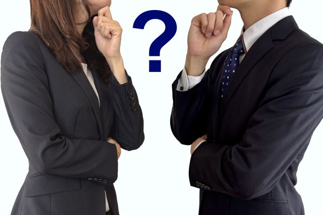 営業転職について悩みながら考えるスーツ姿の男女