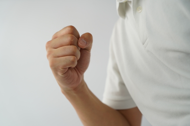営業に転職するべき人の特徴を考えるために前向きな決意を示す握り拳
