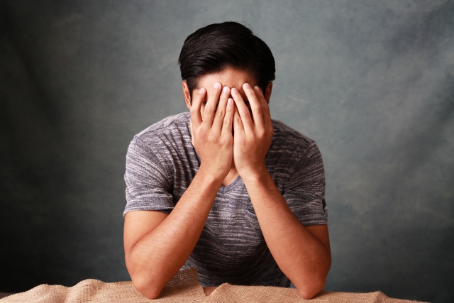 年収が頭打ちになり将来に悩む男性