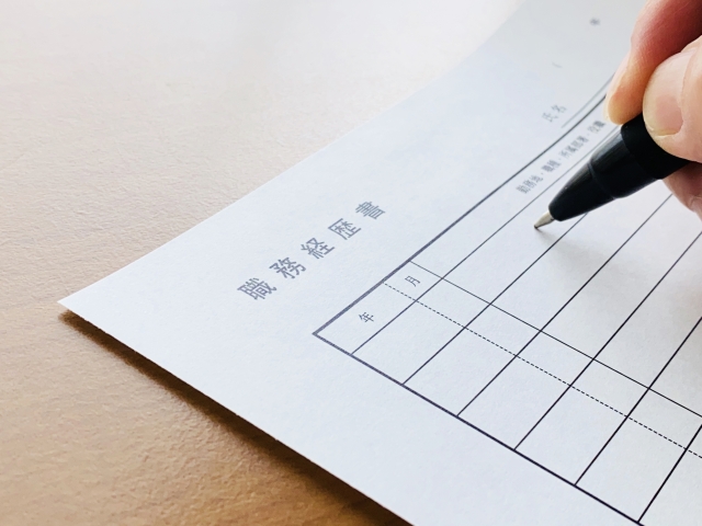 職務経歴書に記入する手元の画像。営業未経験者が転職活動で書類準備を進める場面を表している。