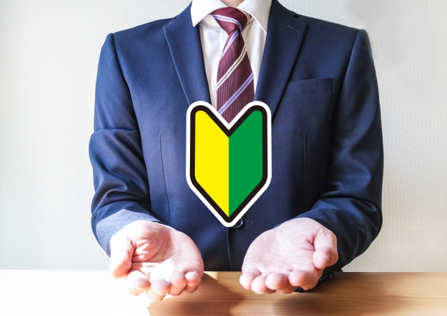 営業未経験者に向けて転職サポートを案内するスーツ姿の男性