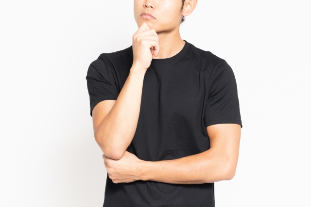 営業に興味はあるけど一歩踏み出せずに悩む男性
