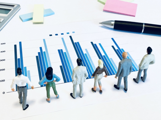 営業職の評価制度を表す棒グラフと人物のイメージ画像