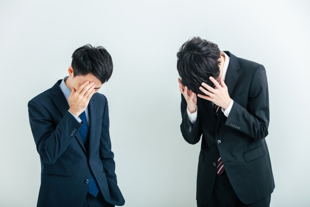 営業成績が悪く悩むビジネスマンの画像