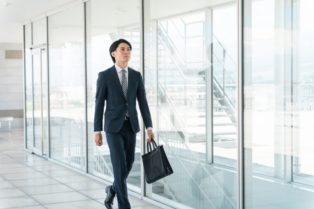 営業職への転職に向けてオフィスを歩くビジネスマン