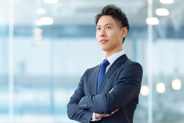 営業未経験から成果主義の営業職を目指す若い男性