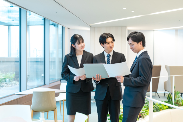 営業未経験者が職場で資料を確認しながら営業の仕事を学ぶ様子