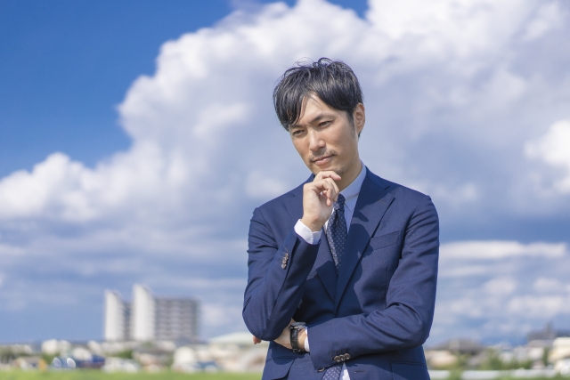 転勤や異動について悩む営業職の男性
