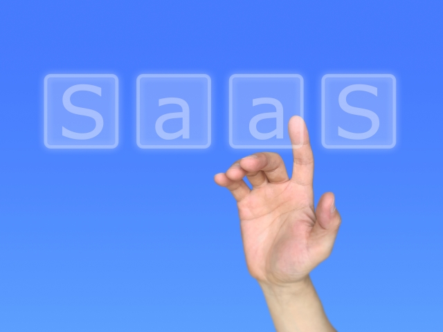 SaaSの文字を指で操作するイメージ