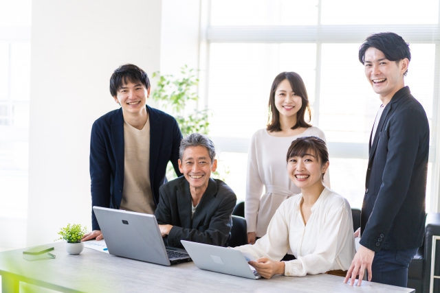 幅広い年代の社員が働く営業チーム