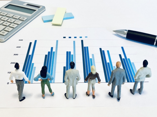 営業成績や働き方を比較するグラフを見る営業チーム