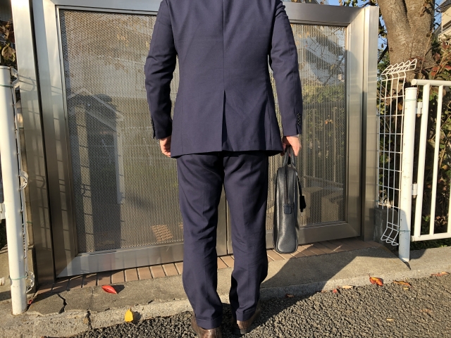 営業職への転職を考える男性の後ろ姿