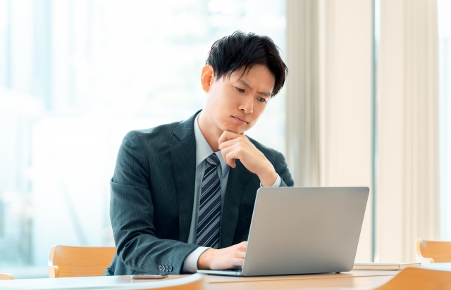 営業に向いていないのではないかとパソコンを見ながら悩む男性