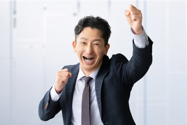 営業で成果が出て喜ぶビジネスマン