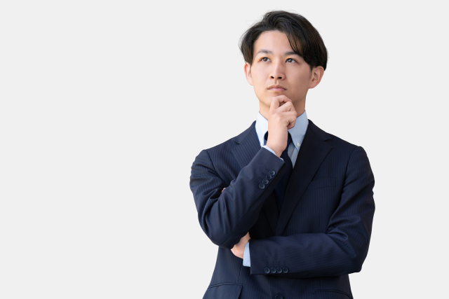 転職サービスの利用を検討するスーツ姿の男性