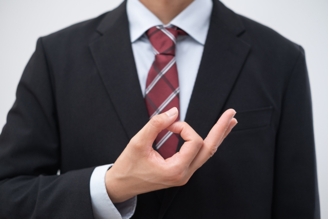 営業職への転職や会社選びで正しい判断を示すビジネスマンのイメージ