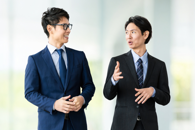 会話しながら歩く2人の営業マン