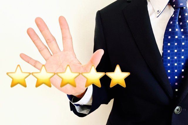5つ星評価を示すスーツ姿の人物の画像