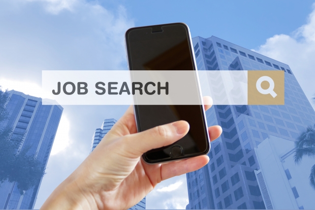 スマートフォンで営業職の求人を検索するイメージ